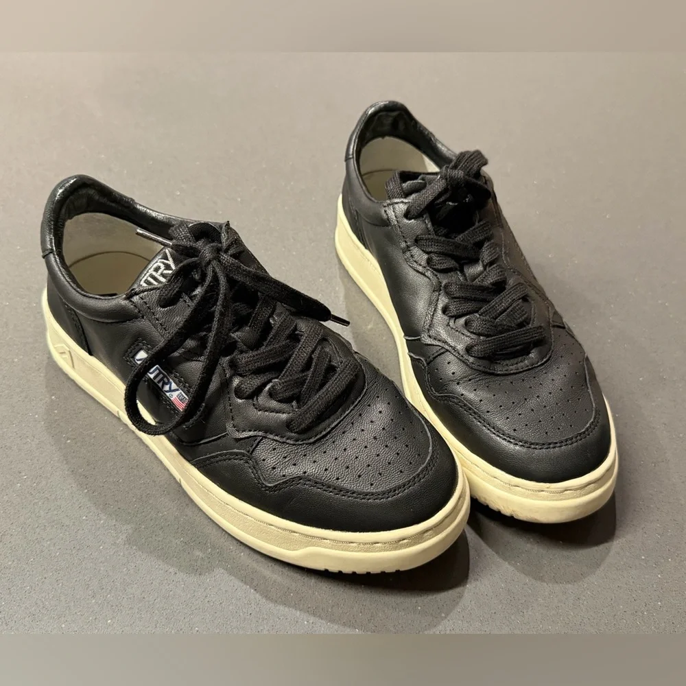 Autry Black Leather Medalist Low Sneakers in Super Soft Nappa Size 39 US 9 EUC